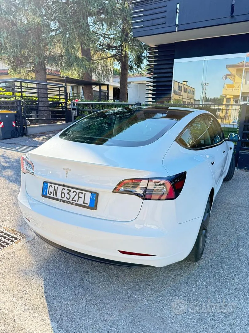 Tesla Model 3 2023 photo 2