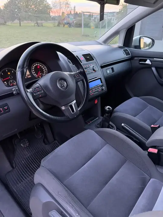 Volkswagen Touran 2012 photo 3