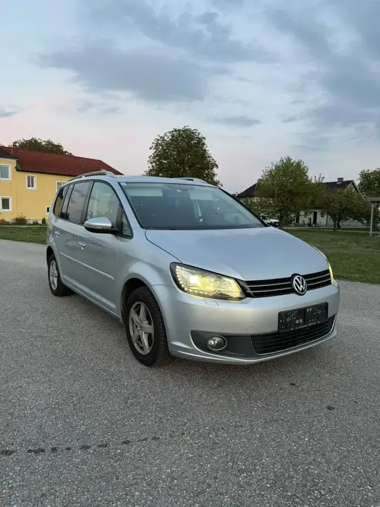 Volkswagen Touran 2012 photo 2