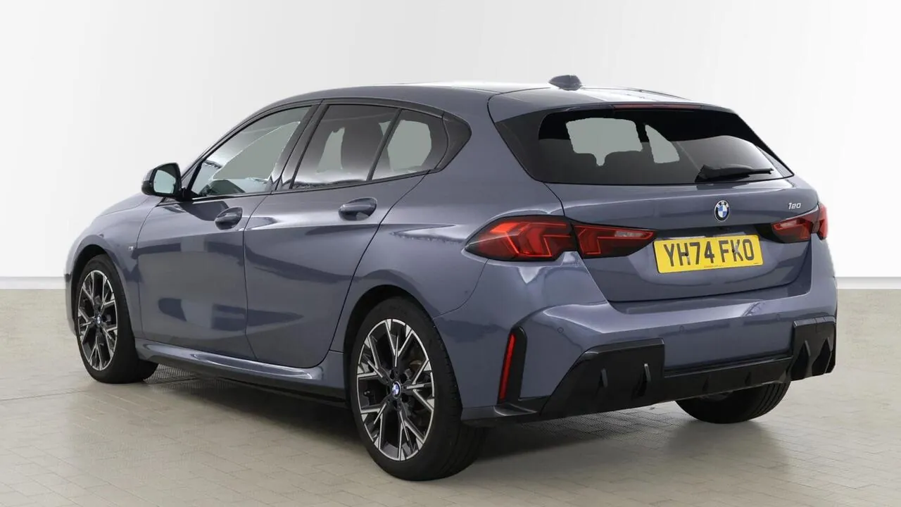 BMW 1 Series 2024 photo 3