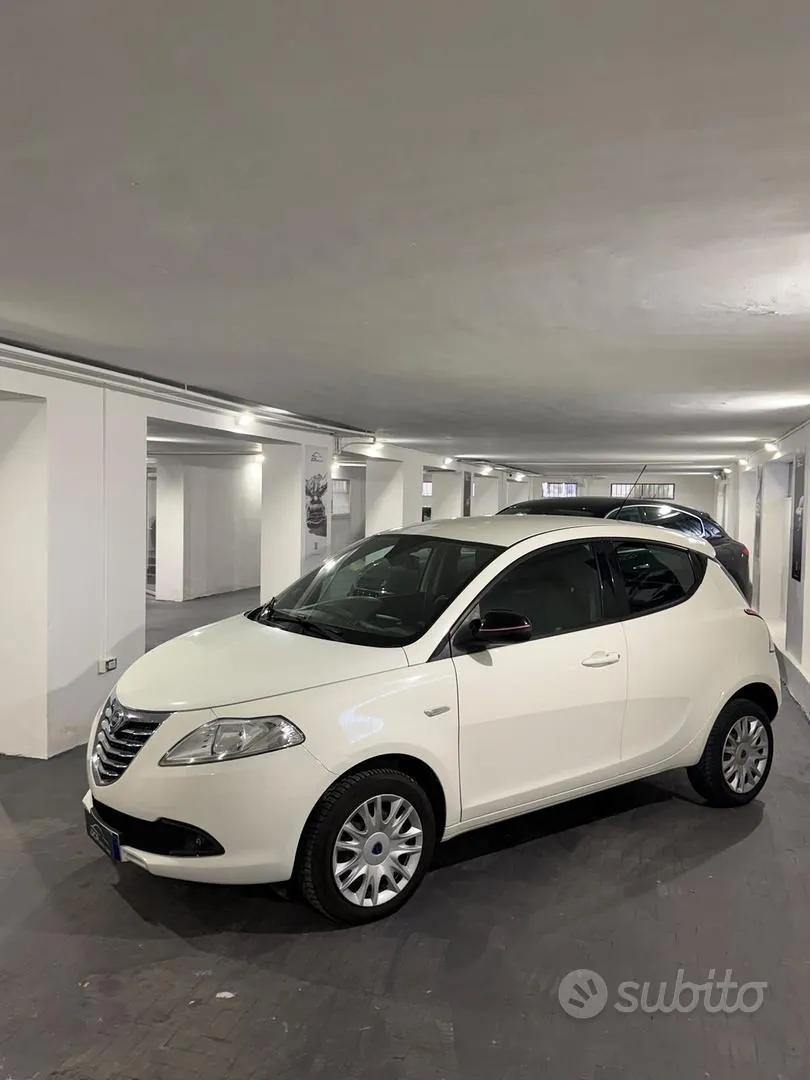 Lancia Ypsilon 2015 photo 2