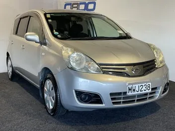 Nissan Note 2011 photo 2