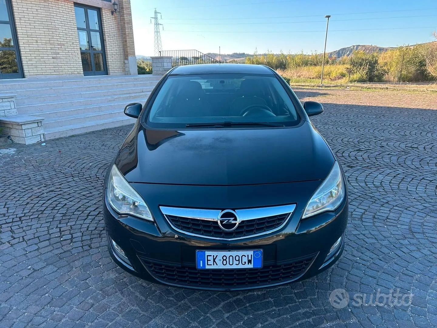 Opel Astra 2011 photo 2
