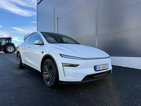 Tesla Model Y 2026 photo 2