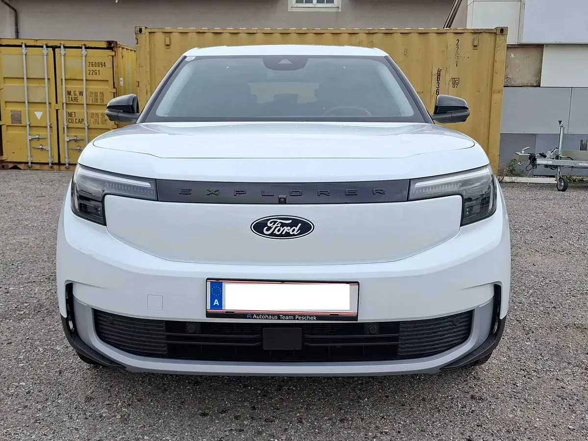 Ford Explorer 2026 photo 2