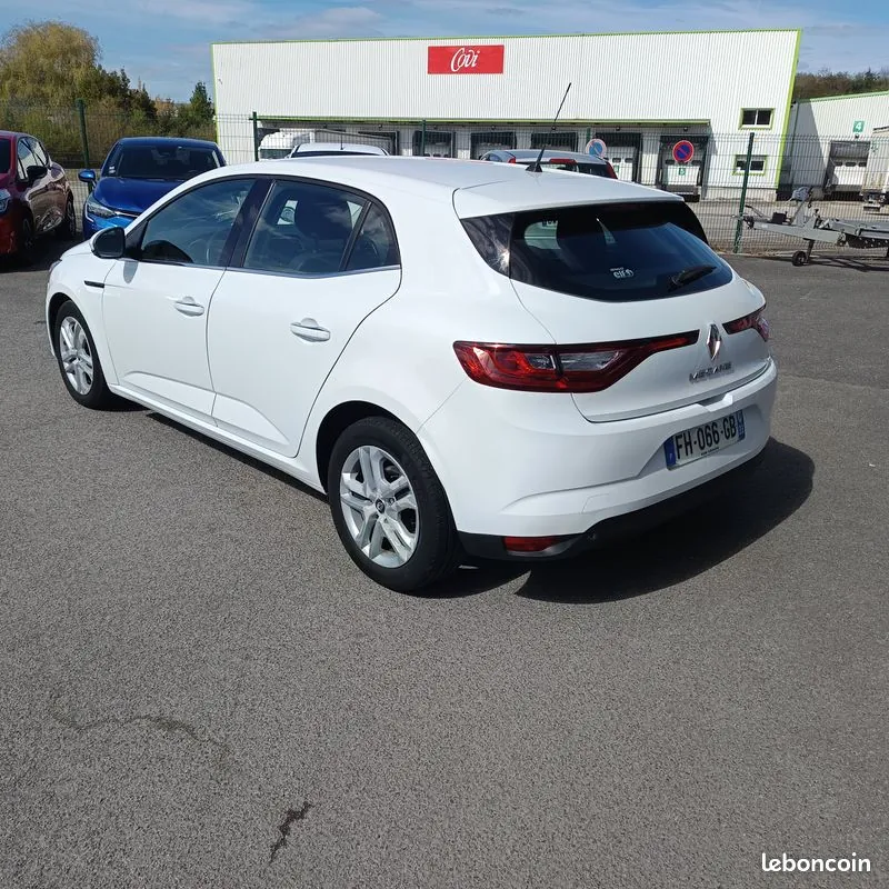 Renault Megane 2019 photo 2