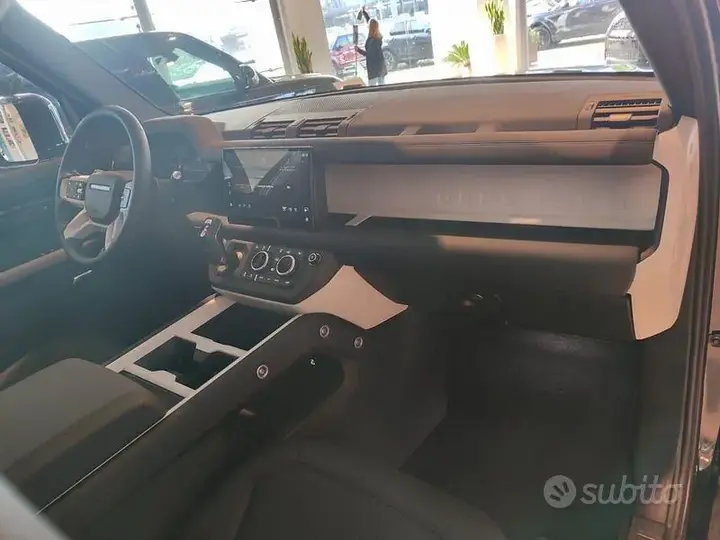 Land Rover Defender 2024 photo 3