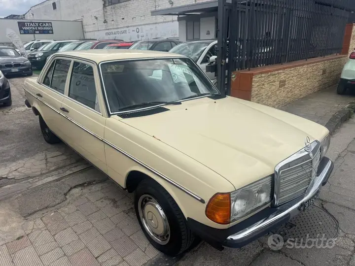 Mercedes-Benz 200 1981 photo 2