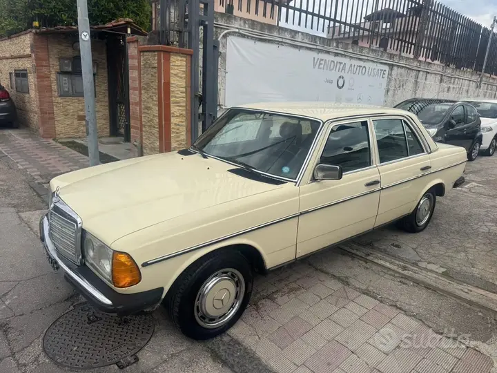 Mercedes-Benz 200 1981 photo 3
