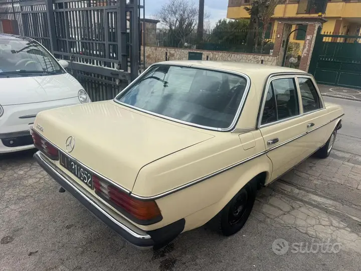 Mercedes-Benz 200 1981 photo 4