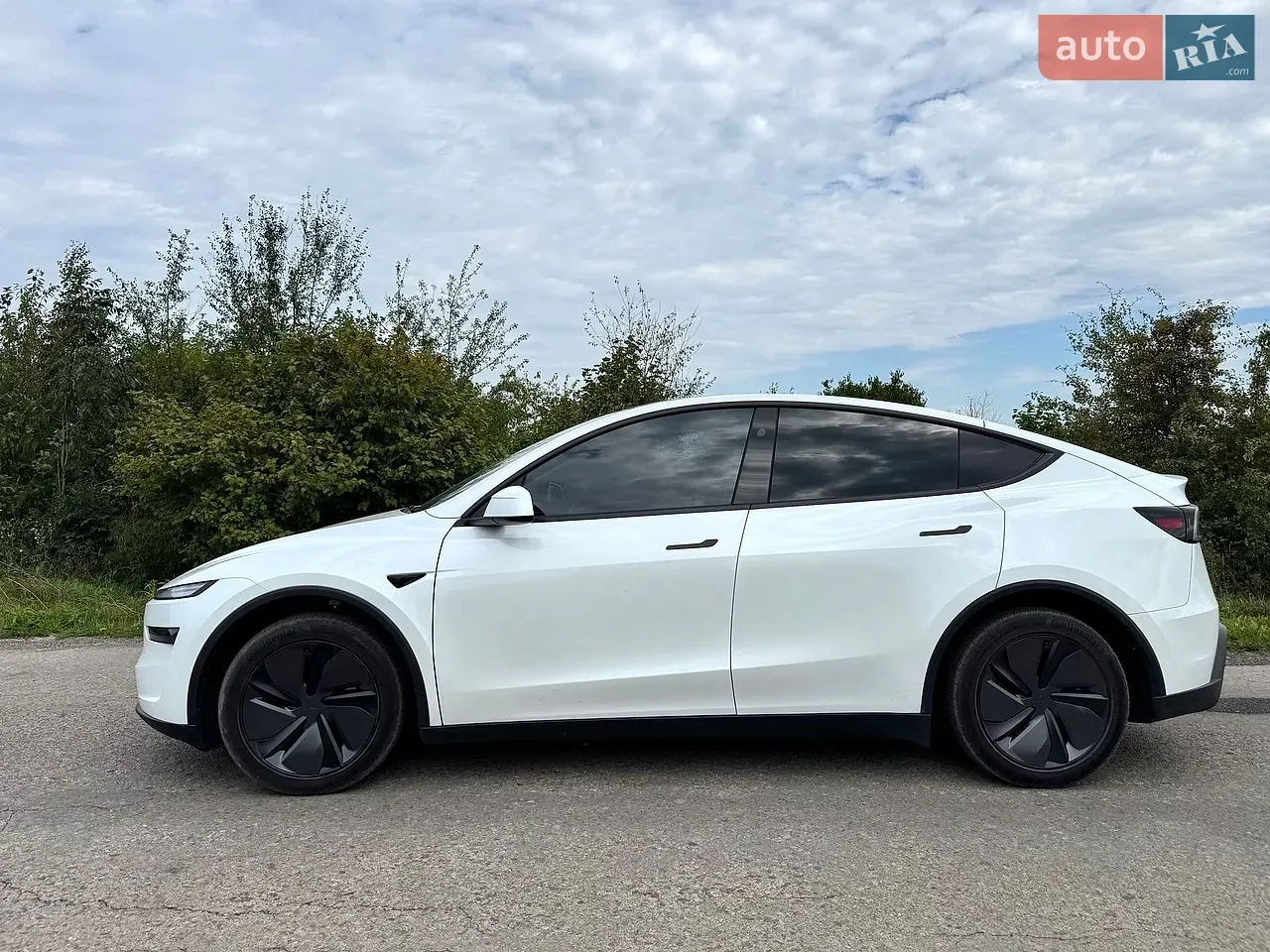 Tesla Model Y 2025 photo 2