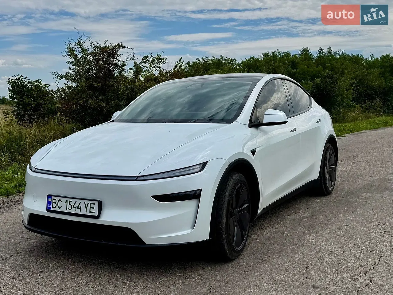 Tesla Model Y 2025 photo 3