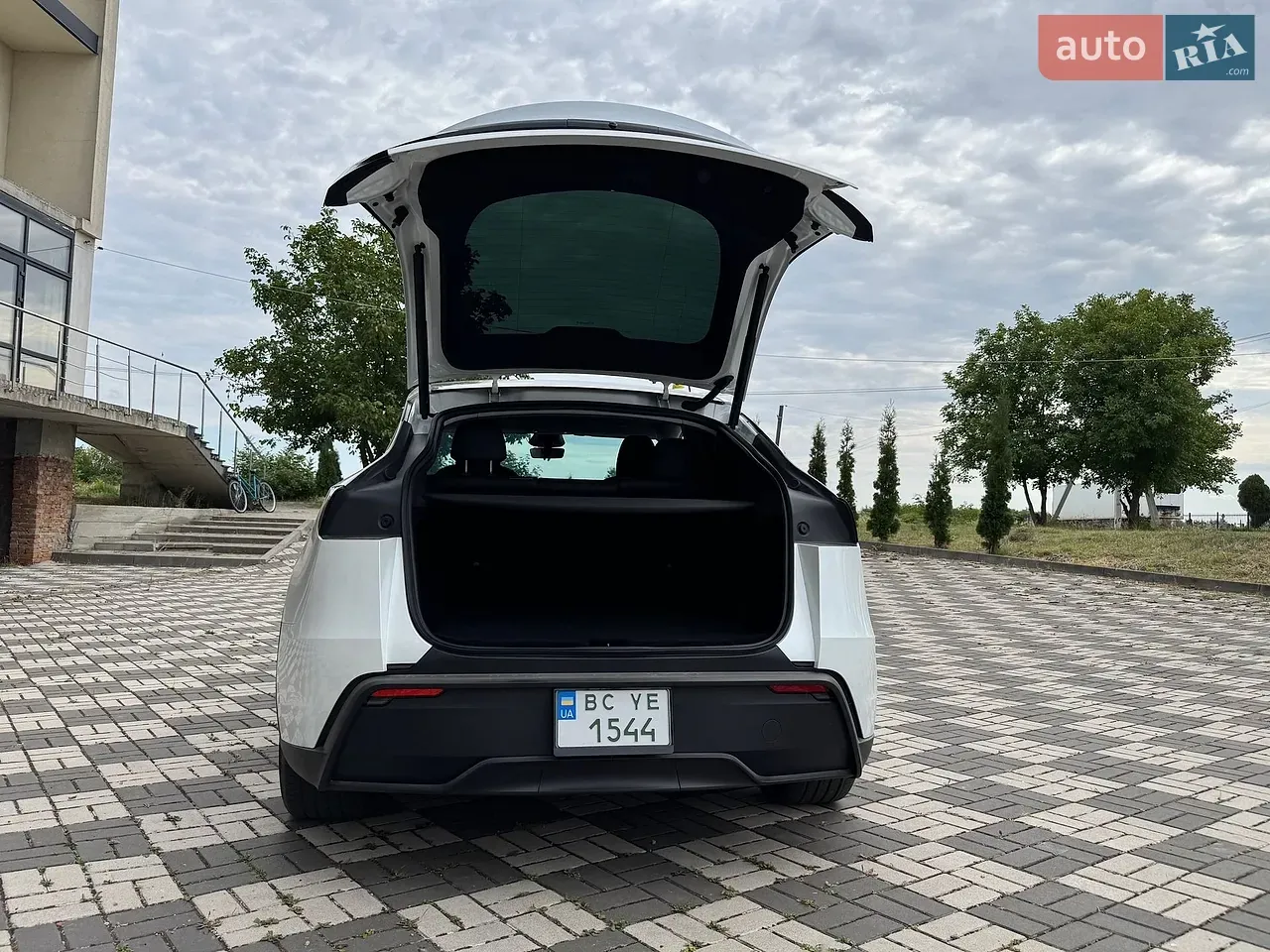 Tesla Model Y 2025 photo 5