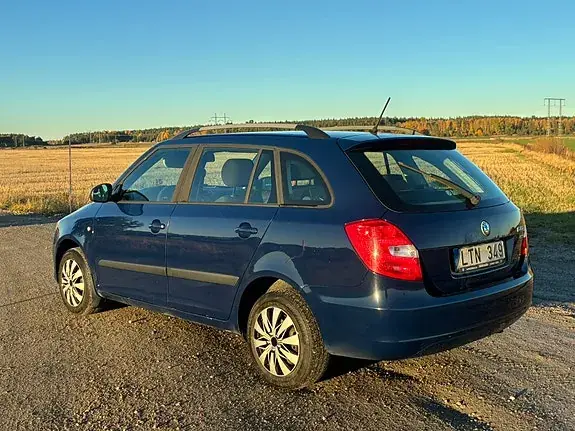 Skoda Fabia 2012 photo 4