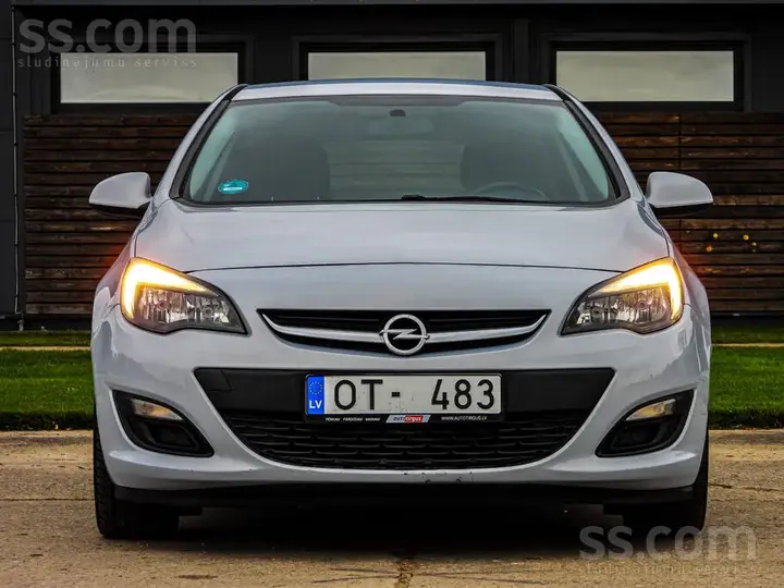 Opel Astra 2012 photo 2