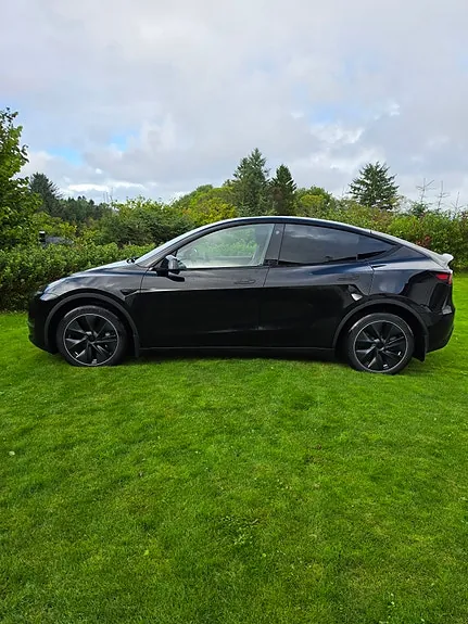 Tesla Model Y 2023 photo 2