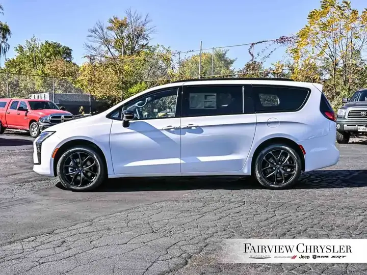 Chrysler Pacifica 2027 photo 3