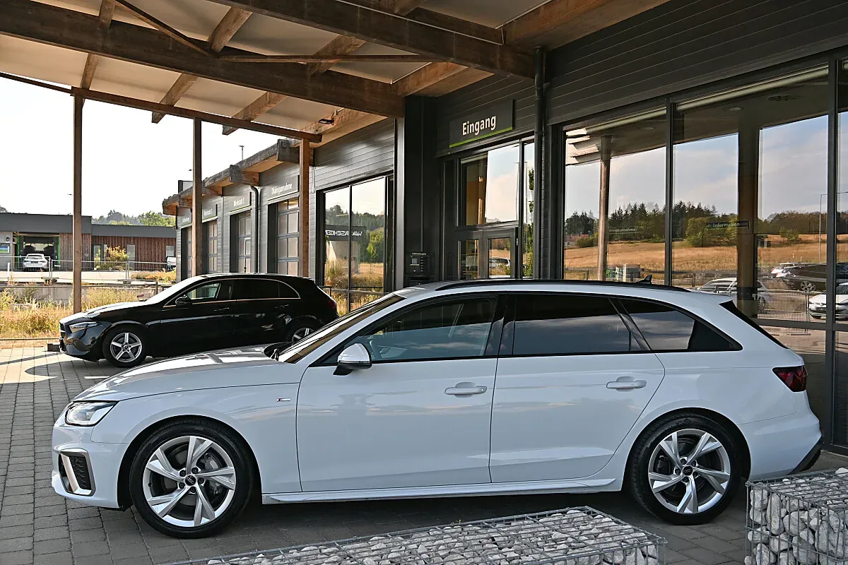 Audi A4 2023 photo 2