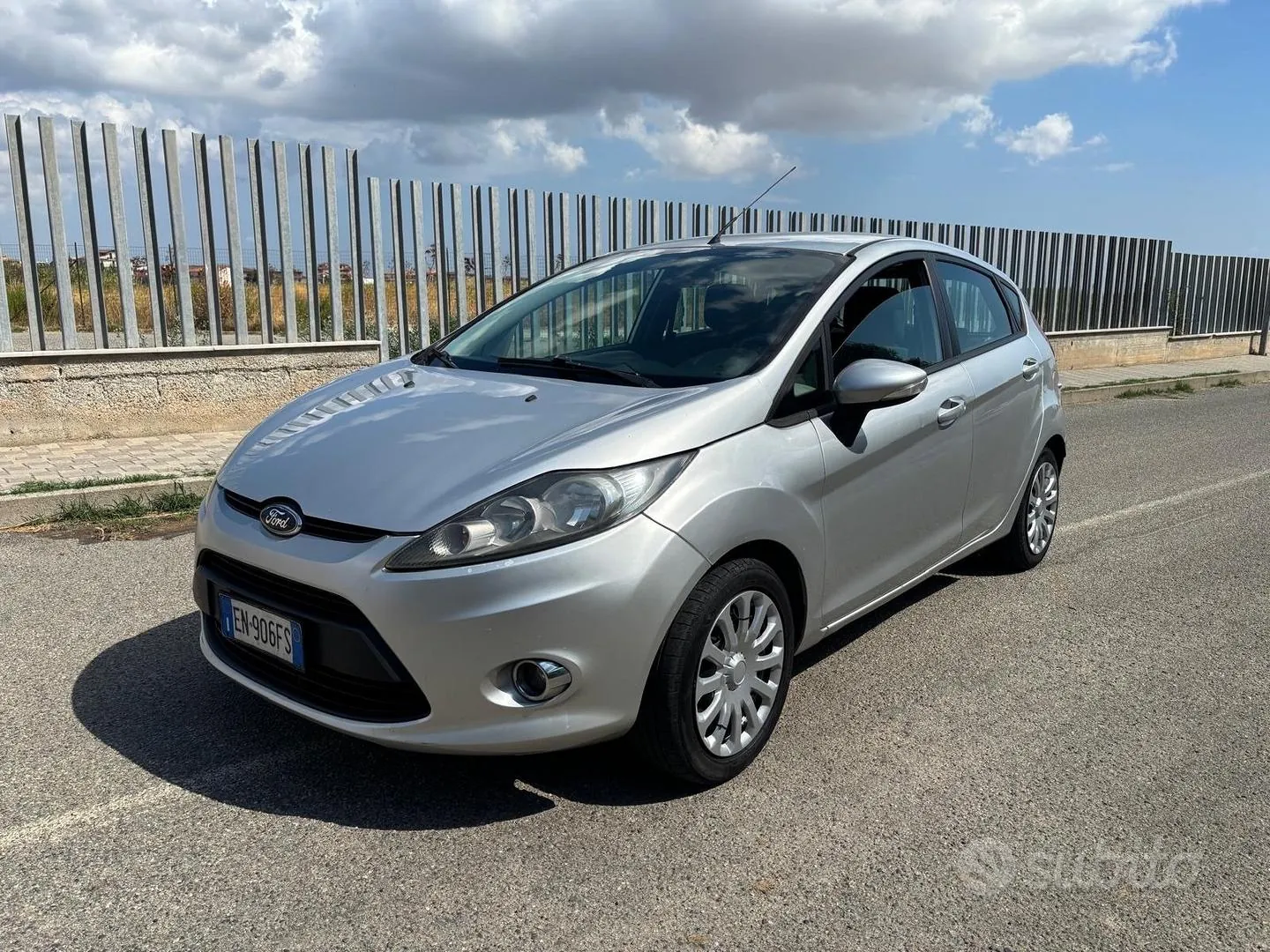 Ford Fiesta 2012 photo 2