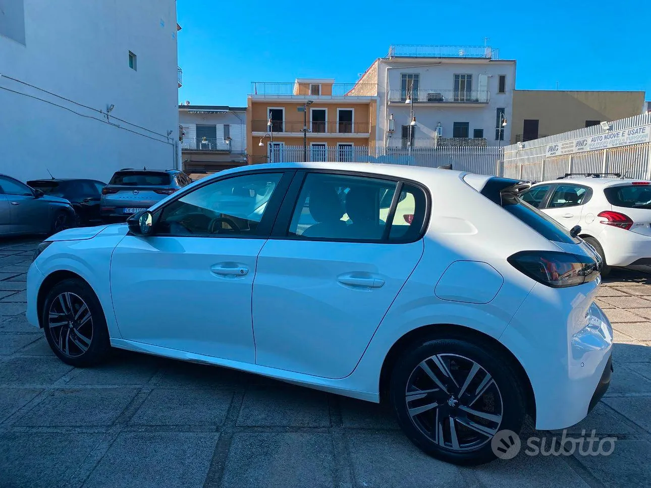 Peugeot 208 2023 photo 3