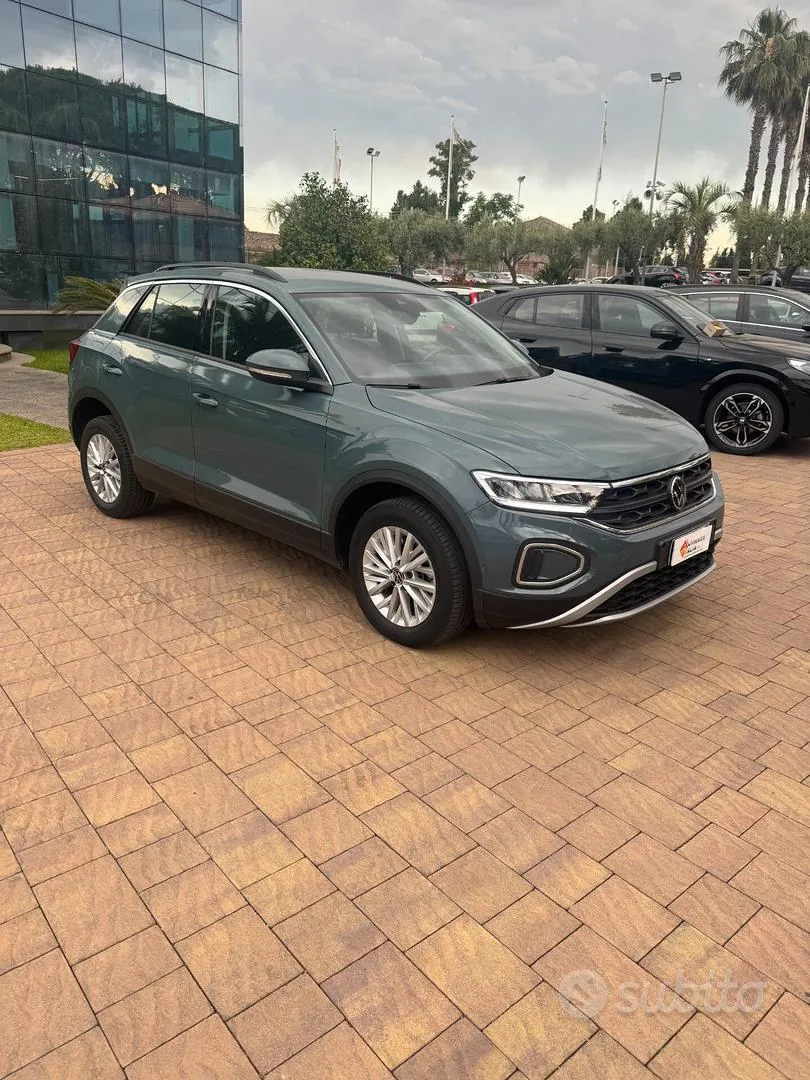 Volkswagen T-Roc 2023 photo 2