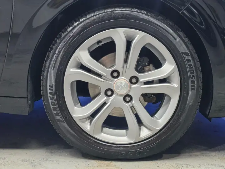 Peugeot 208 2014 photo 5