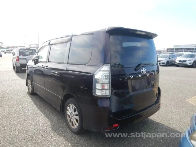 Toyota Voxy 2012 photo 3