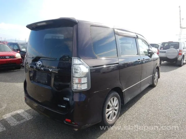 Toyota Voxy 2012 photo 4