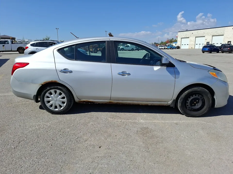 Nissan Versa 2012 photo 4