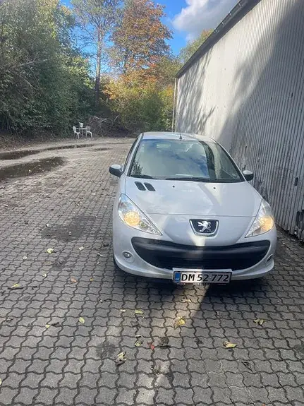 Peugeot 206 2011 photo 3