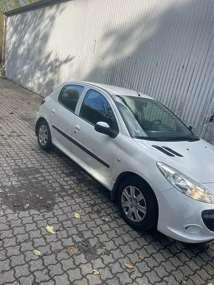 Peugeot 206 2011 photo 2