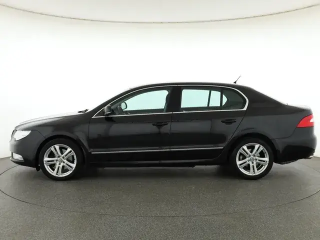Skoda Superb 2009 photo 2