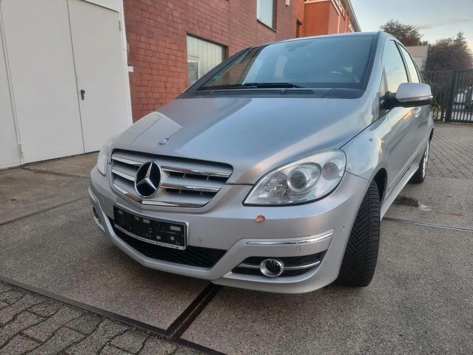 Mercedes-Benz B180