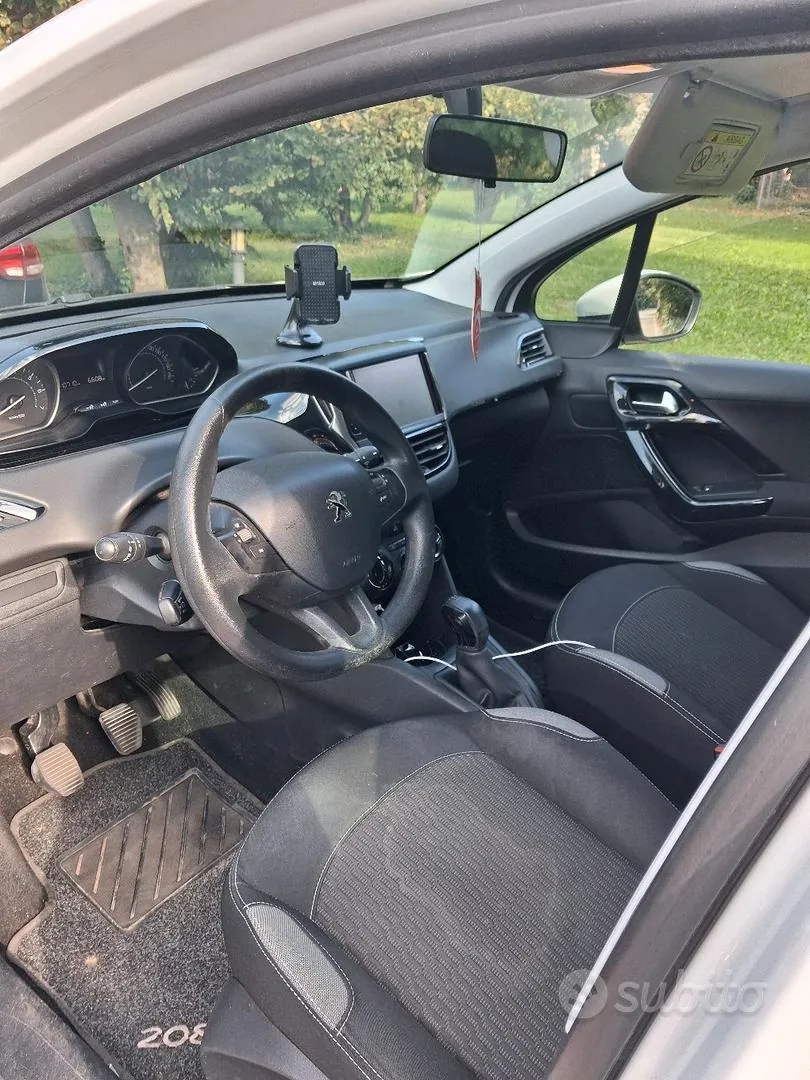 Peugeot 208 2016 photo 5