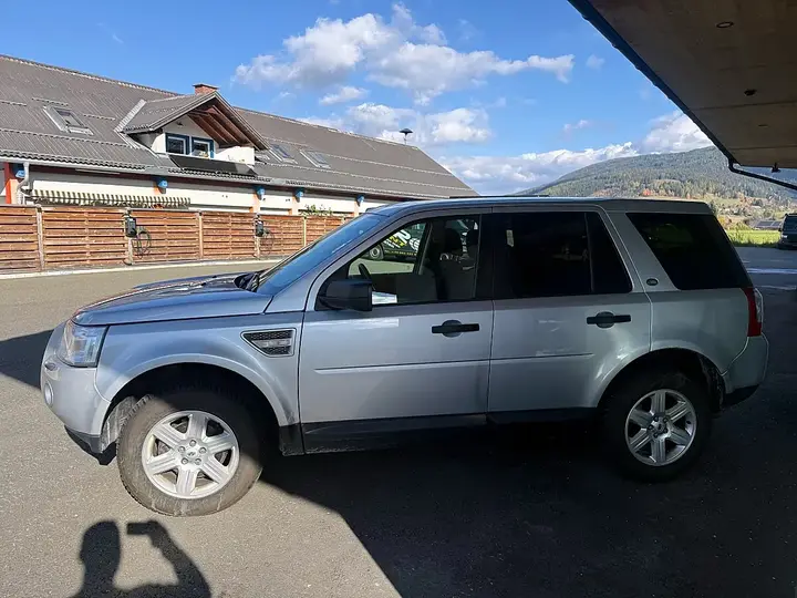 Land Rover Freelander 2010 photo 3