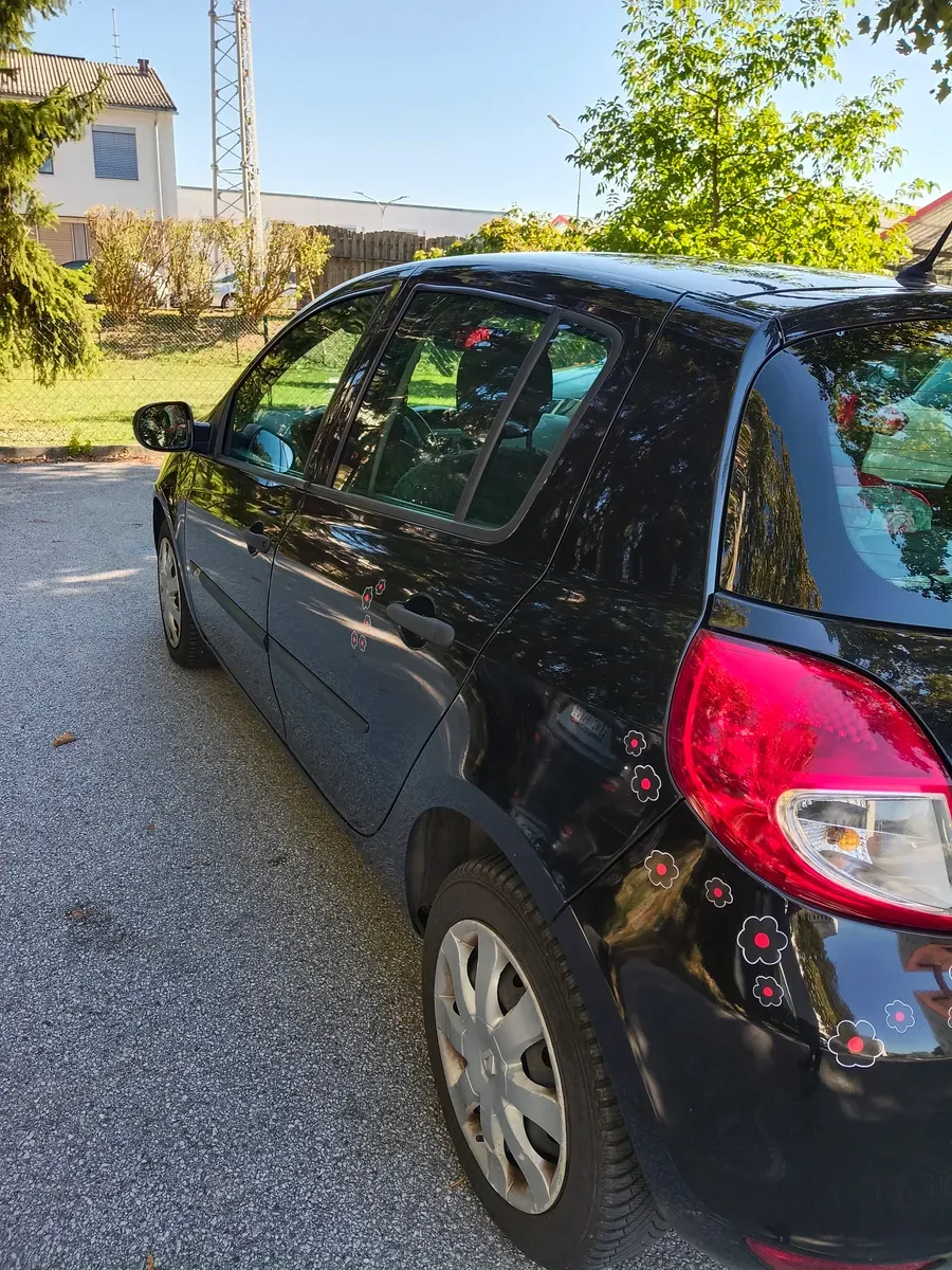 Renault Clio 2010 photo 2