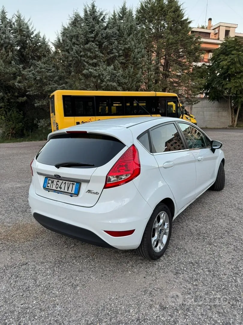 Ford Fiesta 2012 photo 2