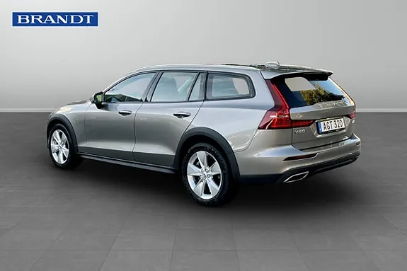 Volvo V60 Cross Country 2022 photo 2